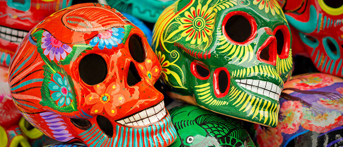 How is Día de Muertos different from Halloween?